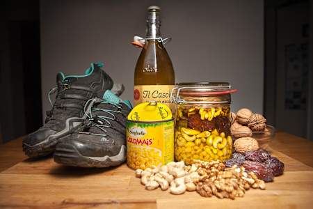 自制的液体补给 Nuts, dates, corn and olive oil