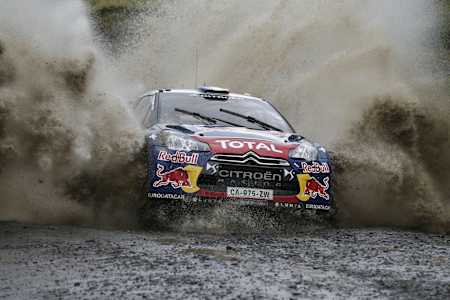 Sebastien Loeb esce dal fango del Rally del Galles 2012 con la sua DS3