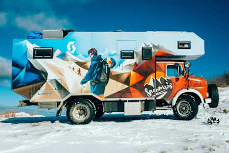 To τετρακίνητο "σπίτι" των Snowmads