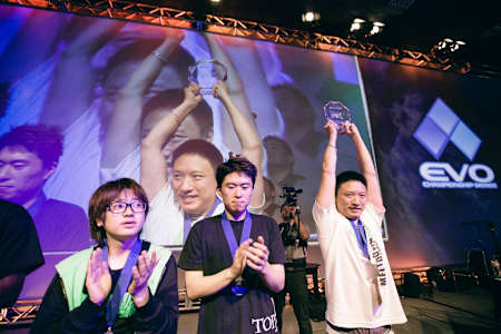Luffy holds his Evo 2014 trophy high after the win