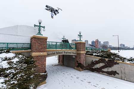 Backflip über die Harriet Island Brücke