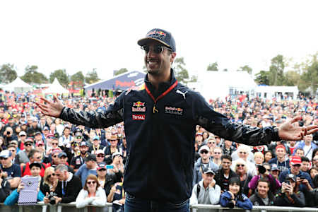 Starman: Daniel Ricciardo feiert mit den Fans