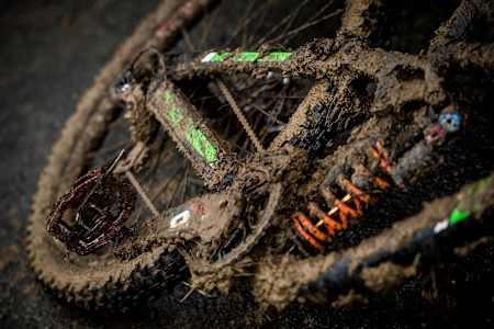 Un leggero accumulo di fango sulla bici alla World Cup DH di Lourdes nel 2016