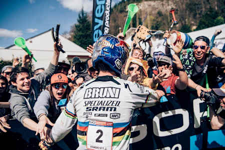 Loïc Bruni celebrato dai suoi tifosi a Lourdes nel 2016