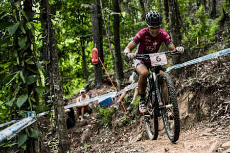 Sabine Spitz durante la prueba de mujeres de la XCO World Cup en Cairns el 24 de abril de 2016.