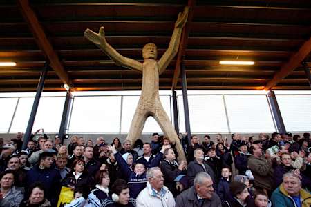 Holzstatue als Zeichen für Nachhaltigkeit