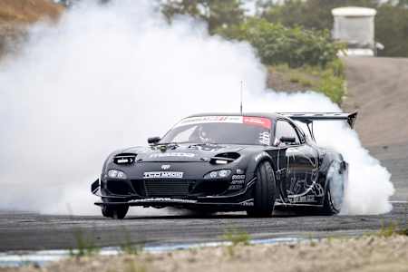 Mike 'Mad' Whiddett fait du drift au Japon.