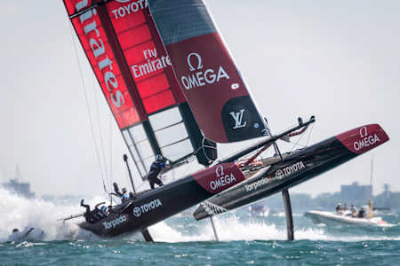Das Emirates Team New Zealand kämpft Das Emirates Team New Zealand kämpft