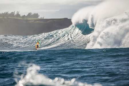 Donnernd nähert sich das Ungetüm dem Surfer Donnernd nähert sich das Ungetüm dem Surfer