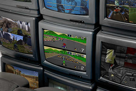 Une image de jeux vidéo en écran splitté sur des vieux téléviseurs.