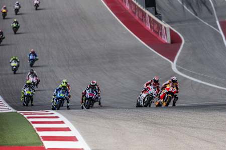 現在ではほぼすべてのMotoGPライダーが内足外しを取り入れている 現在ではほぼすべてのMotoGPライダーが内足外しを取り入れている