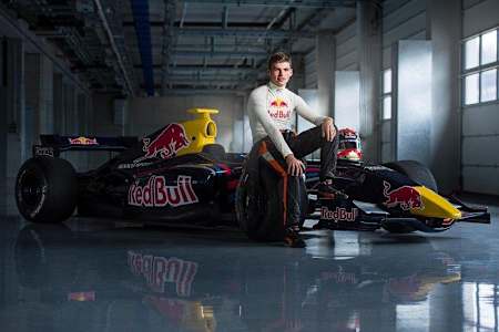 Max Verstappen'in Red Bull Racing aracıyla fotoğrafı