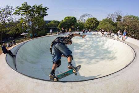 Backside grind na obra de Koo Jeong A