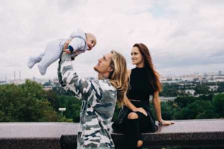 Саша Тихомиров с семьей Саша Тихомиров с семьей