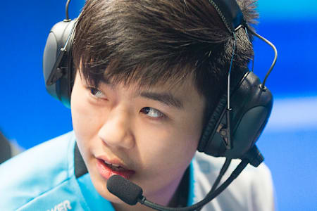 Smoothie makes a call onstage at Worlds 2016