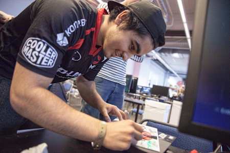 Arman skriver autografer