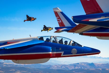 Echipa de acrobatii aeriene Patrouille de France in zbor cu 3 jetpack-uri.