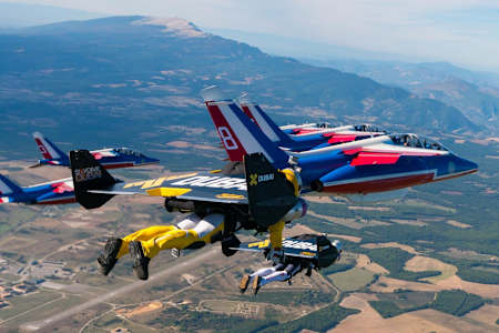 Echipa de acrobatii aeriene Patrouille de France zboara in formatie cu 3 jetpack-uri.