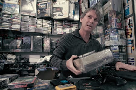 Durval na sua loja de consoles retrôs