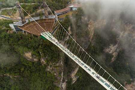 Diese Glasbrücke beeindruckt!