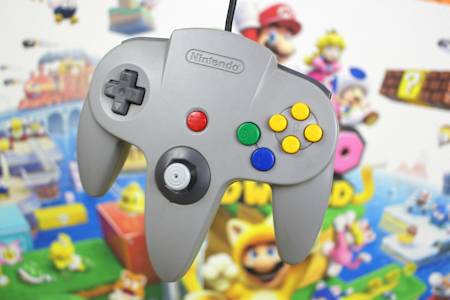 独特のデザインだが使いやすいN64コントローラー
