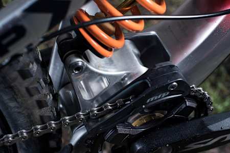 The lower link on Luca Shaw's Santa Cruz MTB at Lourdes World Cup on April 27, 2017