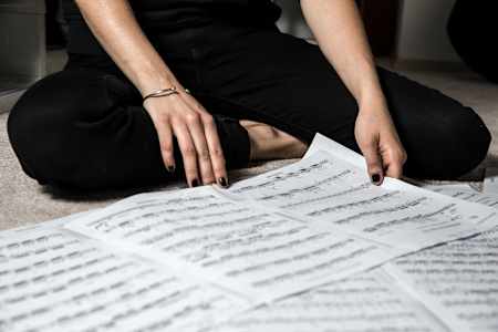 Terezie Kovalová ve svém bytě – série LIVI'N