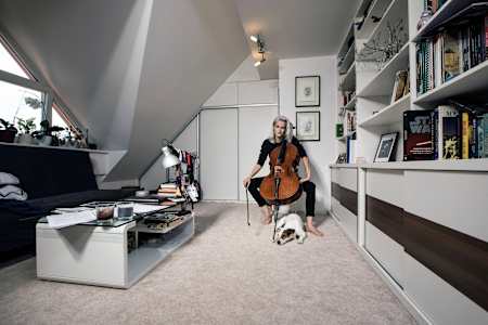 Terezie Kovalová ve svém bytě – série LIVI'N