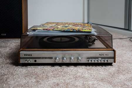 Terezie Kovalová ve svém bytě – série LIVI'N