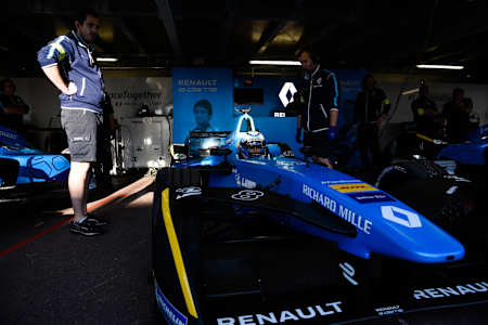 In der Formel 1 erfolgen Reifenwechsel und Betankung in der Boxengasse. In der Formel E muss der Pilot das Auto wechseln.
