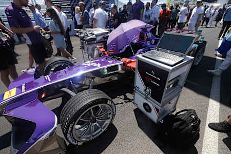 Les voitures écolos Les voitures de Formule E sont électriques alors que les Formule 1 tournent au pétrole.