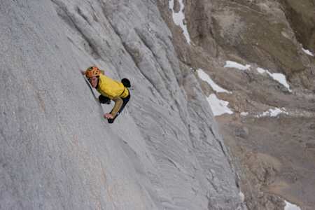 Hansjörg Auer en una pared de 850 metros en los Dolomitas en 2007.