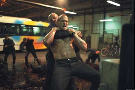Taşıyıcı filminin başrolünde Jason Statham var