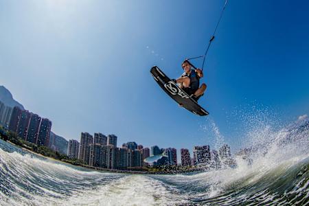 去年拍攝滑水健兒，Brian在水中等待，除了拍到動感，更剛巧一條魚兒躍起，整張相片更充滿趣味。