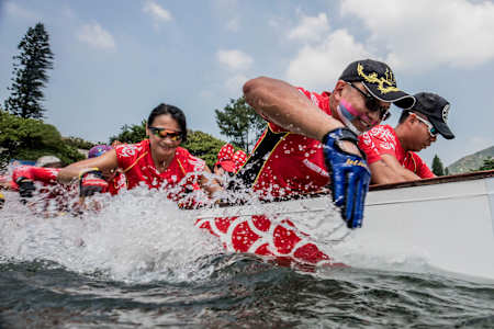 Brian 為了拍攝用手划龍舟的動作，特意潛到水中拍攝，為拍到精彩圖片可謂搏晒命。