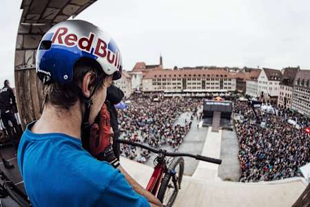 Szymon Godziek - Drop In @ Red Bull District Ride