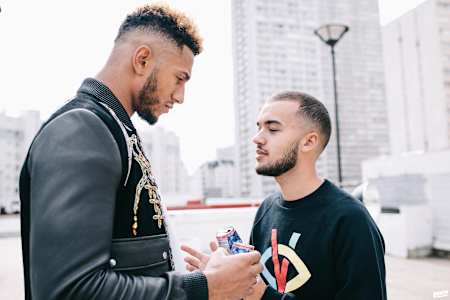 «&nbsp;Baisse les yeux »