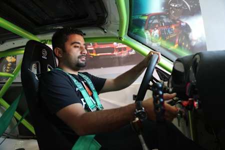 محمد شاكر داخل سيارته