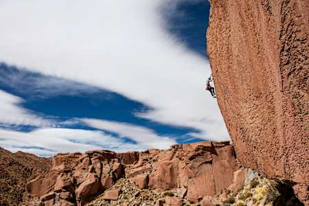 Danny K(alser) im Schachspiel gegen sich selbst.