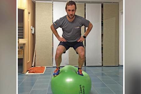 Kniebeugen am Fitness-Ball