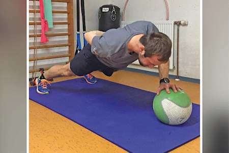 Einarmige Liegestütz am Medizinball