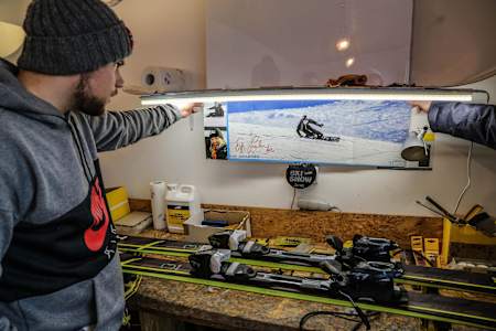 Nad pracą serwisantów czuwa ich idol: Siegfried Grabner