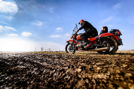 O motocicletă Ural, veche de 30 de ani, și mult curaj