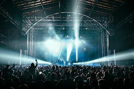 Wie beim A$AP Mob: RAF Camora versammelt alle Homies auf der Bühne.