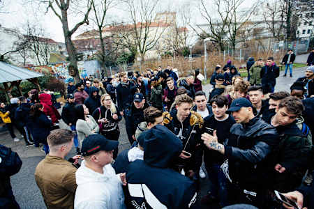 Großer Andrang im Dadlerpark. "Werd' ich zum Star mach' ich den Dadlerpark berühmt", rappte RAF Camora 2010 in "5 Haus". Hat er geschafft.