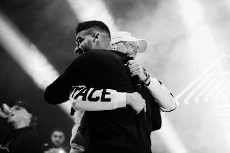 #TeamPlatin: RAF Camora umarmt Maxwell von der 187 Strassenbande – im Hintergrund singt Kollege Bonez MC.