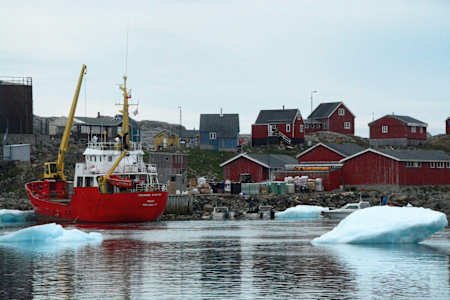 Statek przypływa dwa razy do roku