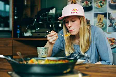 Beitske Visser füllt ihre Speicher im Ikarus im Hangar-7.