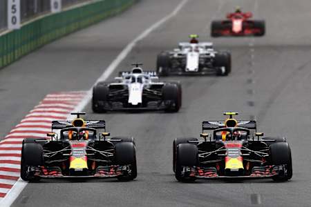 휠을 부딪힐 정도로 싸우면서도 멈추질 않았습니다.