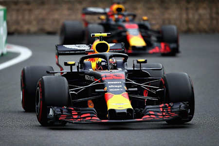 이미 시작부터 이 두 사람의 전쟁도 함께 시작됐습니다.